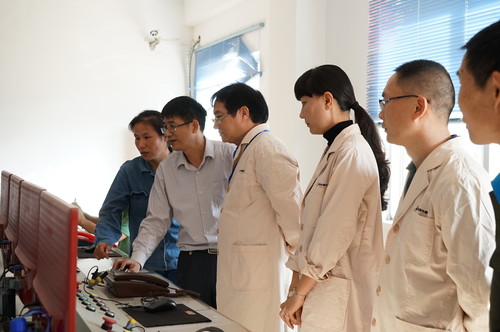 葉莉：吳彩洪董事長(zhǎng)到龍巖分公司調(diào)研。圖為深入江山乳二車(chē)間試驗(yàn)線(xiàn)中控室查看，與技術(shù)方負(fù)責(zé)人親切交��?[2].jpg