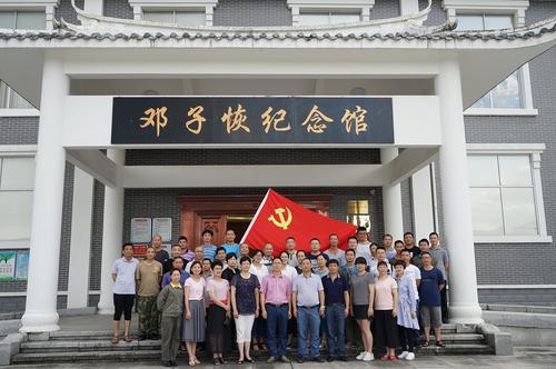 龍巖分公司七一期間開展“七個(gè)一”主題實(shí)踐活動(dòng)。圖為黨員參觀鄧子恢紀(jì)念館1 葉莉攝.jpg