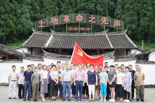 龍巖分公司七一期間開展“七個(gè)一”主題實(shí)踐活動(dòng)。圖為黨員參觀后田起義紀(jì)念館 葉莉攝.jpg