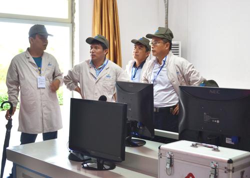 河北國防科工局副局長(zhǎng)趙勛一行到海峽科化龍巖分公司交流指導(dǎo)分公司。圖為民爆考察團(tuán)分組到一線車間參觀指導(dǎo)2.蘇艷麗 攝.jpg