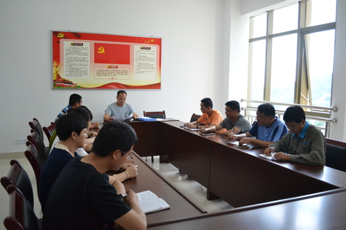 鄧義楨：海峽科化龍巖分公司開展“喜迎十九大，我為?？圃鎏砉獠省敝黝}討論活動。 張力燕 攝.jpg