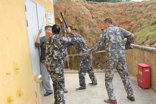 龍巖民化爆破霞浦分公司組織開展防火、防盜搶應(yīng)急演練 ，圖為防盜搶演練。（鐘志明 攝影）.jpg