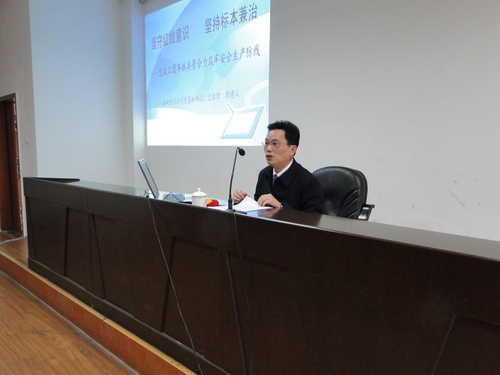 蔡美花：圖為顏建議總經(jīng)理給永安雙華公司全體黨員、機(jī)關(guān)干部等上黨課.jpg
