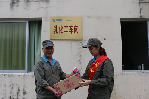 張力燕：龍巖分公司女工委組織女工黨員開(kāi)展“戰(zhàn)高溫、防酷暑、保安全”送清涼活動(dòng)1.jpg