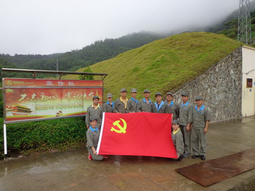 雷韜：龍巖分公司乳化一車間支部開展“守國旗、敬國旗、愛國旗”主題黨日活動_調(diào)整大小.jpg