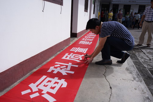 嚴(yán)少明：簽名活動(dòng)_調(diào)整大小.JPG