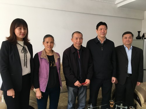 蘇艷麗：省機(jī)電控股公司黨委委員、紀(jì)委書記林心鑾一行到龍巖分公司慰問(wèn)困難職工_調(diào)整大小.jpg