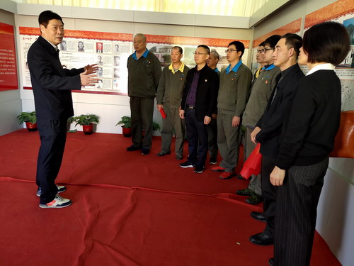 劉敏 林心鑾書記參加機(jī)修車間主題黨日活動_調(diào)整大小.jpg