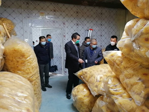 黃春生 ?？朴来?海峽科化公司黨委書記、董事長吳彩洪一行看望慰問駐山頭頂村第一書記黃春生1_調(diào)整大小.jpg