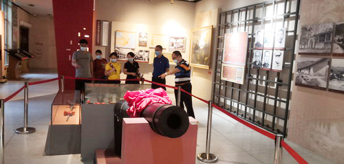閩能銷售公司開展“緬懷先列銘記歷史堅(jiān)守初心主題黨日活動(dòng)圖片2_調(diào)整大小.jpg