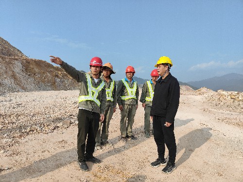 民化建設(shè)+楊紅�?福建龍鋼項(xiàng)目土石方爆破工程現(xiàn)場~1.jpg