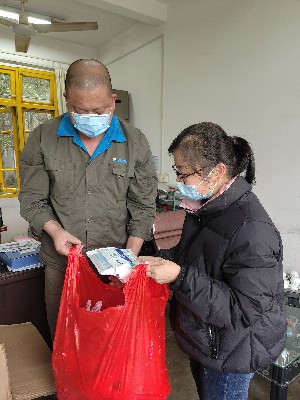 ?？朴来?孫巧�?用心做好“娘家人�?海峽科化永春分公司工會(huì)關(guān)愛(ài)“再行動(dòng)�? (2)~1.jpg
