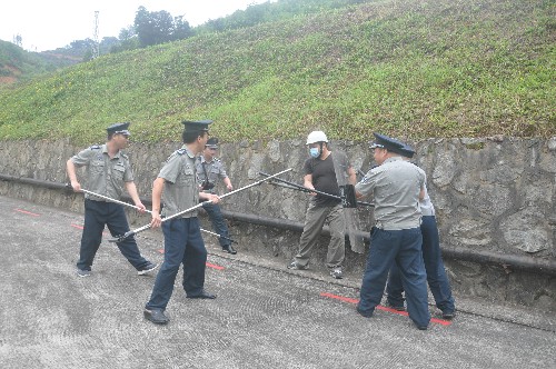 ?？朴来?陳玉�?海峽科化永春分公司組織開(kāi)展反恐�?防盜�?應(yīng)急預(yù)案聯(lián)合演�?(2)~1.jpg