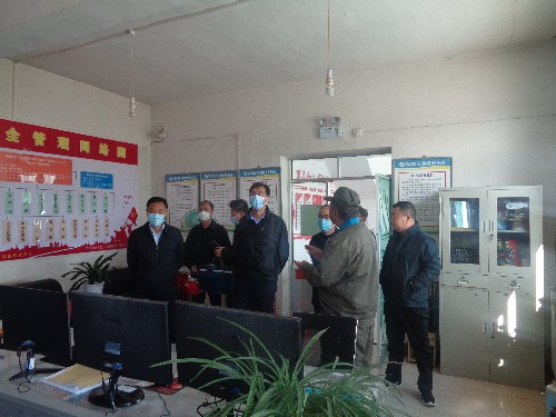 海東市市委常委、副市長(zhǎng)梁榮勃一行到青樂(lè)公司檢查指導(dǎo)工�?(2)~1.jpg